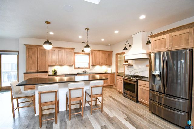 200 N Pine Lake Dr Drive, Sioux Falls, SD 57110