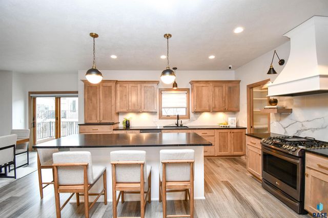 200 N Pine Lake Dr Drive, Sioux Falls, SD 57110