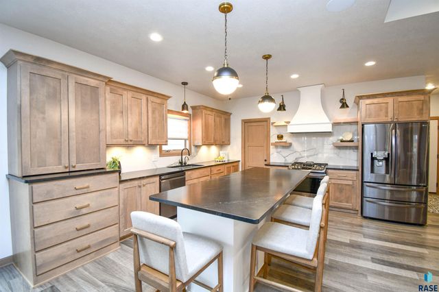 200 N Pine Lake Dr Drive, Sioux Falls, SD 57110