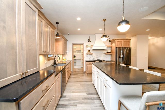 200 N Pine Lake Dr Drive, Sioux Falls, SD 57110