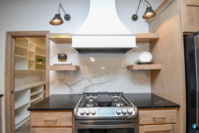 200 N Pine Lake Dr Drive, Sioux Falls, SD 57110