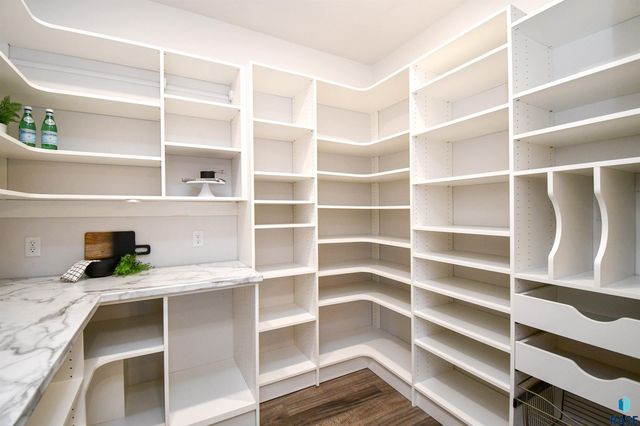 200 N Pine Lake Dr Drive, Sioux Falls, SD 57110