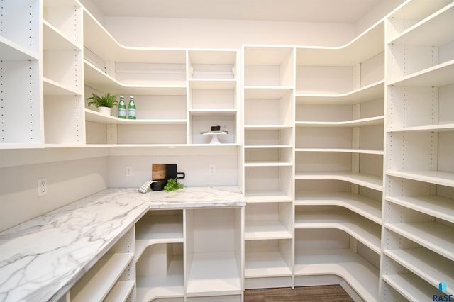 200 N Pine Lake Dr Drive, Sioux Falls, SD 57110