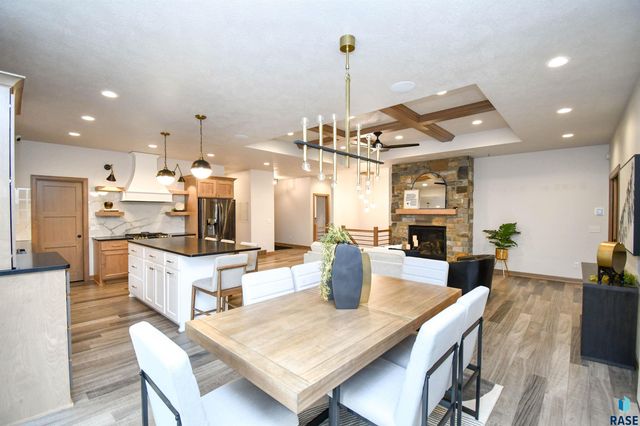 200 N Pine Lake Dr Drive, Sioux Falls, SD 57110