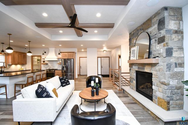 200 N Pine Lake Dr Drive, Sioux Falls, SD 57110