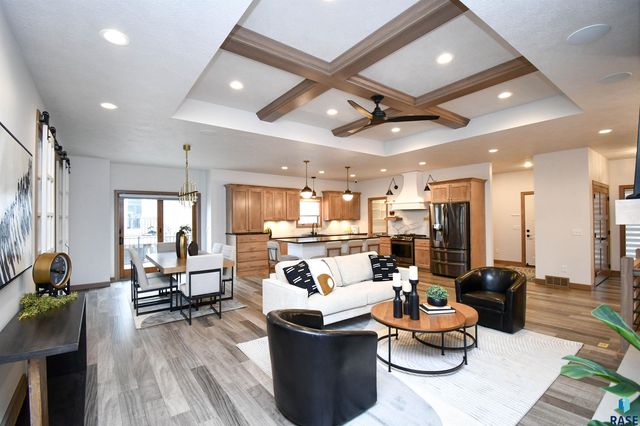 200 N Pine Lake Dr Drive, Sioux Falls, SD 57110