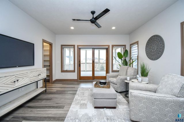 200 N Pine Lake Dr Drive, Sioux Falls, SD 57110