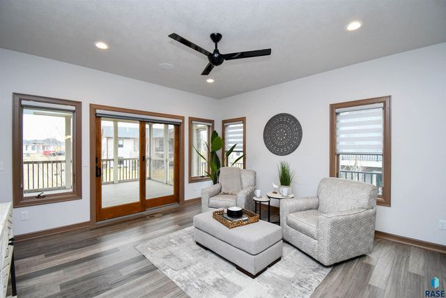 200 N Pine Lake Dr Drive, Sioux Falls, SD 57110