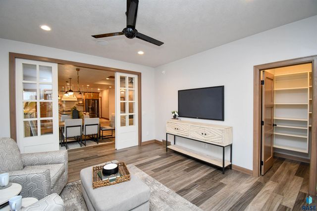 200 N Pine Lake Dr Drive, Sioux Falls, SD 57110