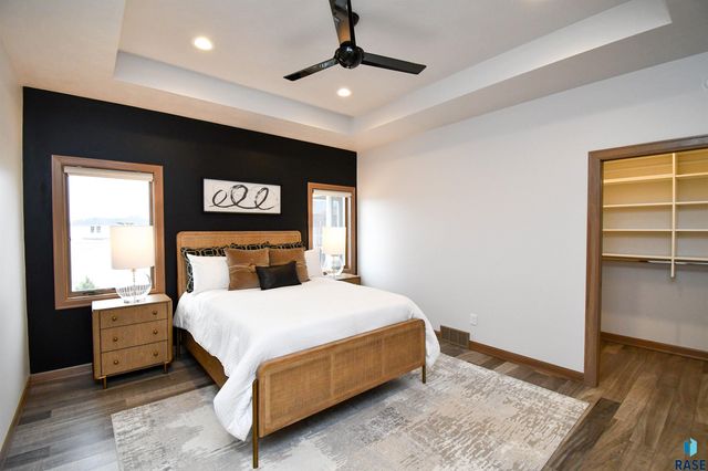 200 N Pine Lake Dr Drive, Sioux Falls, SD 57110