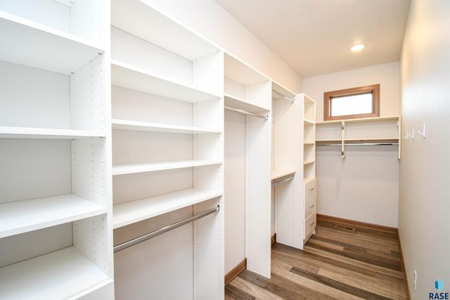 200 N Pine Lake Dr Drive, Sioux Falls, SD 57110