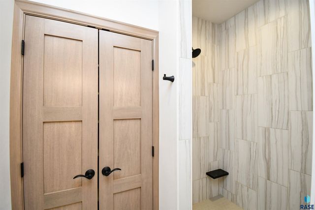 200 N Pine Lake Dr Drive, Sioux Falls, SD 57110