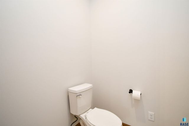 200 N Pine Lake Dr Drive, Sioux Falls, SD 57110