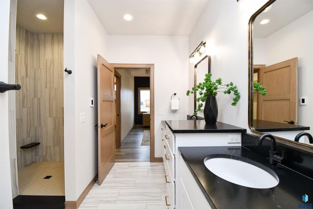 200 N Pine Lake Dr Drive, Sioux Falls, SD 57110