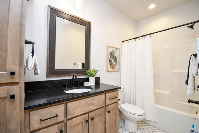 200 N Pine Lake Dr Drive, Sioux Falls, SD 57110