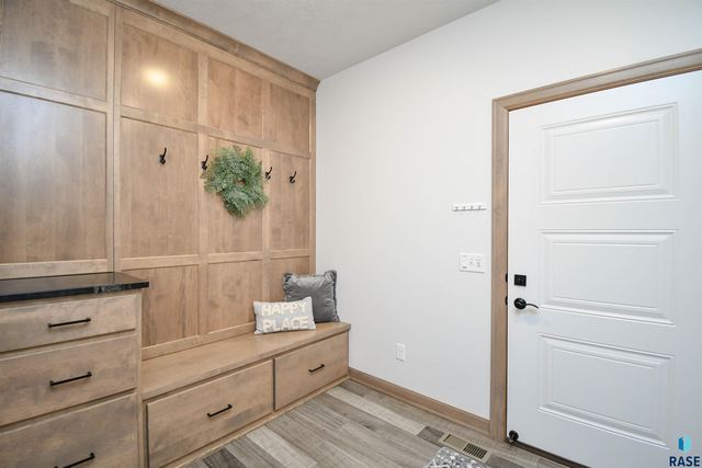 200 N Pine Lake Dr Drive, Sioux Falls, SD 57110