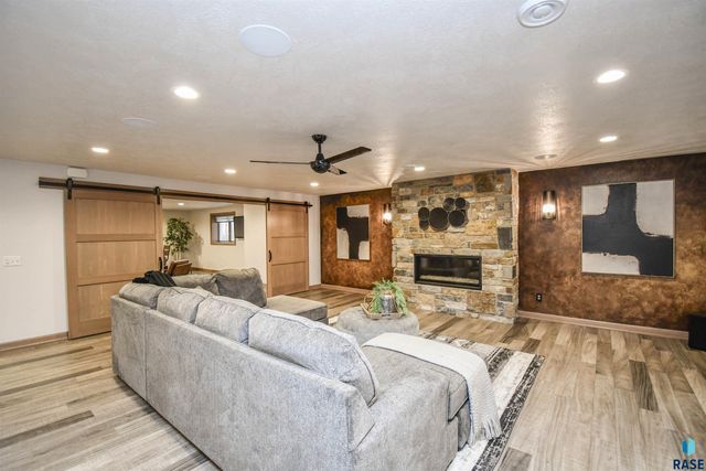 200 N Pine Lake Dr Drive, Sioux Falls, SD 57110