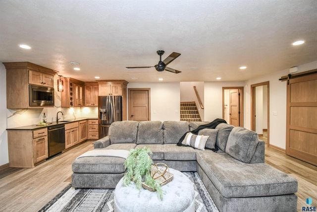 200 N Pine Lake Dr Drive, Sioux Falls, SD 57110