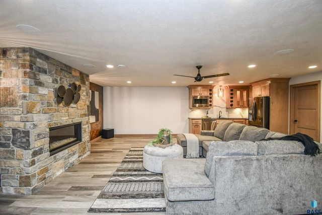 200 N Pine Lake Dr Drive, Sioux Falls, SD 57110