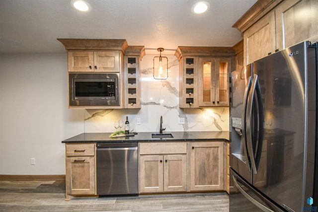 200 N Pine Lake Dr Drive, Sioux Falls, SD 57110