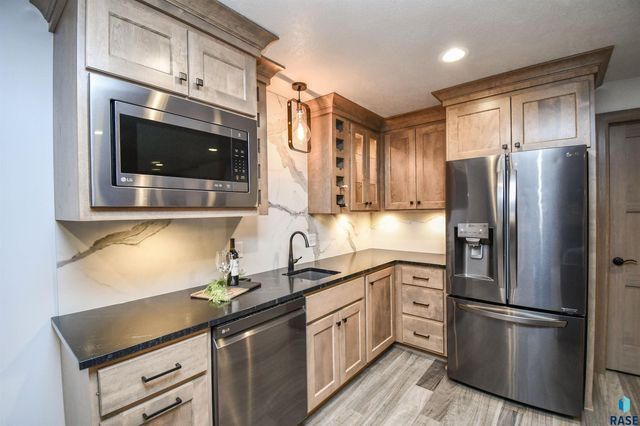 200 N Pine Lake Dr Drive, Sioux Falls, SD 57110