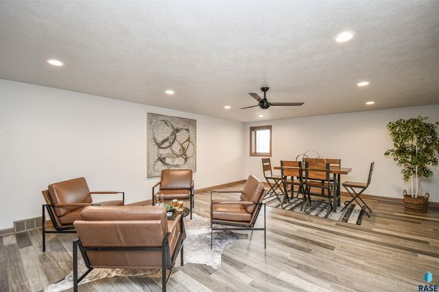 200 N Pine Lake Dr Drive, Sioux Falls, SD 57110