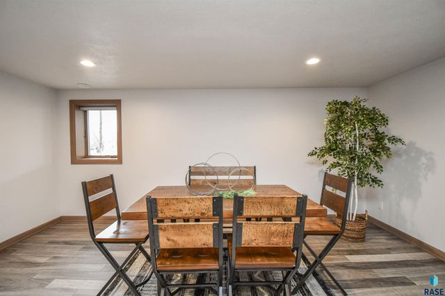 200 N Pine Lake Dr Drive, Sioux Falls, SD 57110