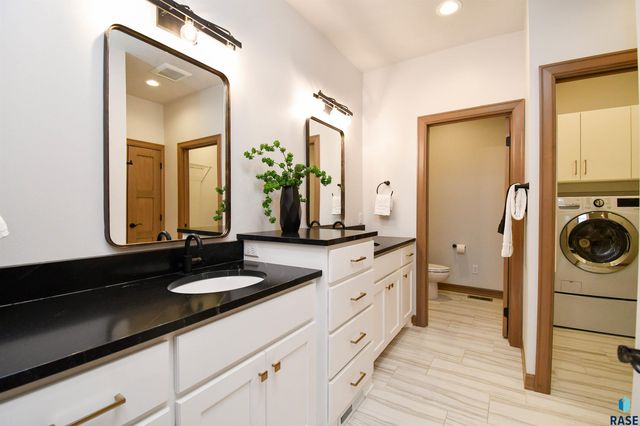 200 N Pine Lake Dr Drive, Sioux Falls, SD 57110