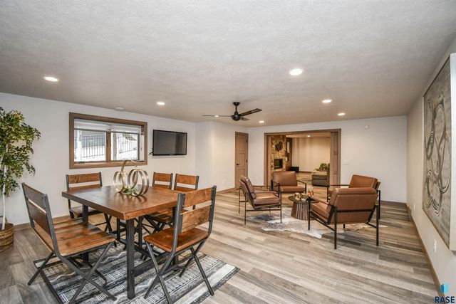 200 N Pine Lake Dr Drive, Sioux Falls, SD 57110