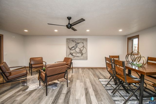 200 N Pine Lake Dr Drive, Sioux Falls, SD 57110