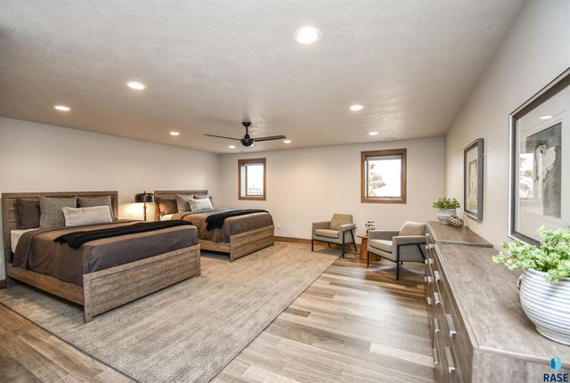 200 N Pine Lake Dr Drive, Sioux Falls, SD 57110