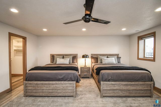 200 N Pine Lake Dr Drive, Sioux Falls, SD 57110