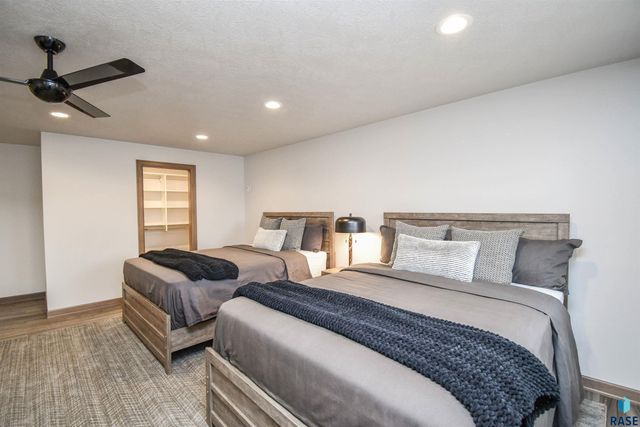 200 N Pine Lake Dr Drive, Sioux Falls, SD 57110