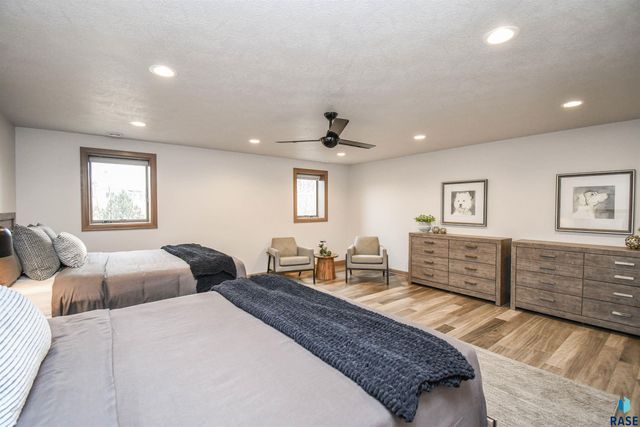 200 N Pine Lake Dr Drive, Sioux Falls, SD 57110