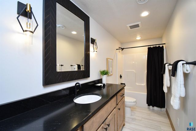 200 N Pine Lake Dr Drive, Sioux Falls, SD 57110