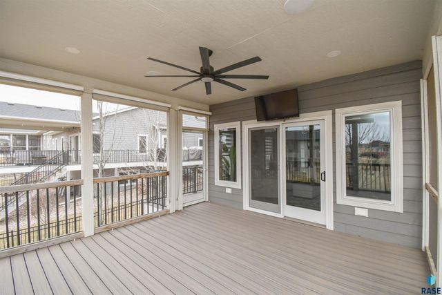 200 N Pine Lake Dr Drive, Sioux Falls, SD 57110