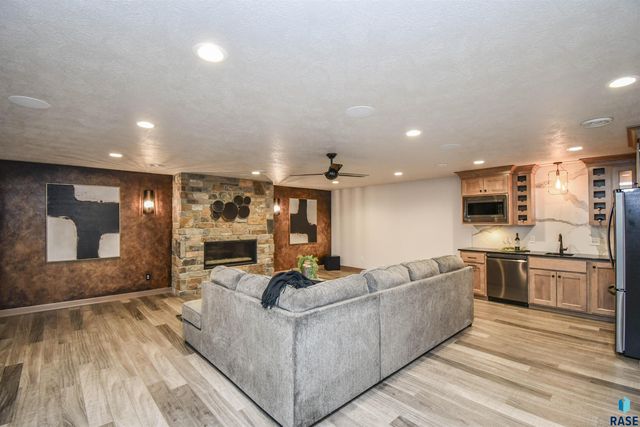 200 N Pine Lake Dr Drive, Sioux Falls, SD 57110