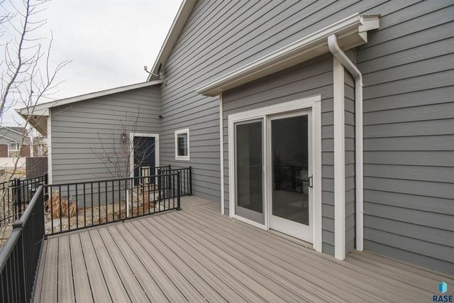 200 N Pine Lake Dr Drive, Sioux Falls, SD 57110