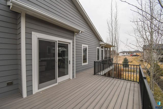 200 N Pine Lake Dr Drive, Sioux Falls, SD 57110