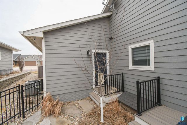 200 N Pine Lake Dr Drive, Sioux Falls, SD 57110