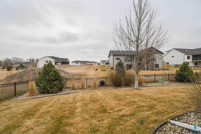 200 N Pine Lake Dr Drive, Sioux Falls, SD 57110