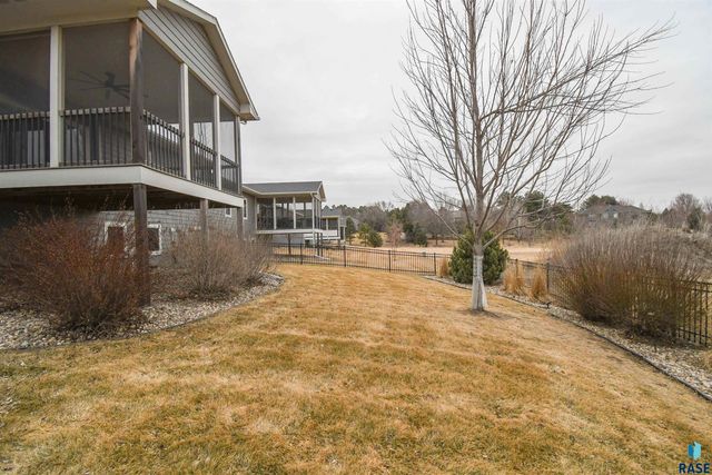 200 N Pine Lake Dr Drive, Sioux Falls, SD 57110