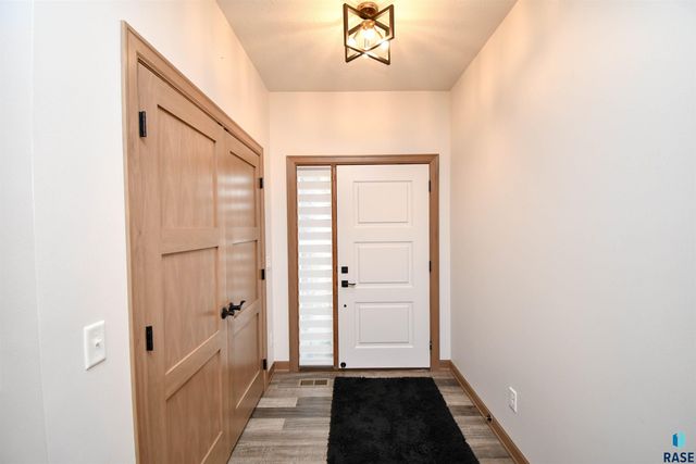 200 N Pine Lake Dr Drive, Sioux Falls, SD 57110