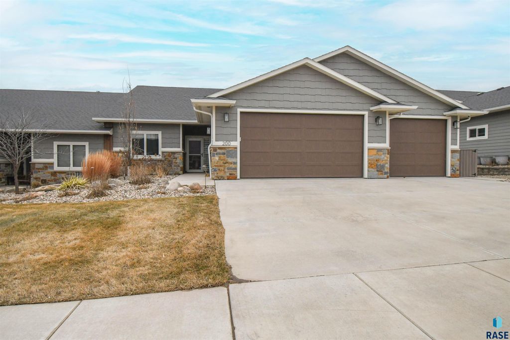 200 N Pine Lake Dr Drive, Sioux Falls, SD 57110