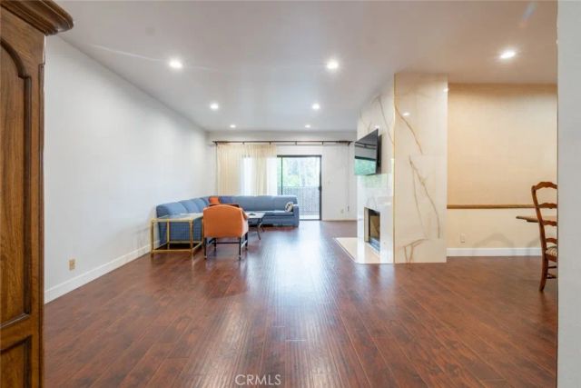 17522 Sherman Way 202, Van Nuys, CA 91406