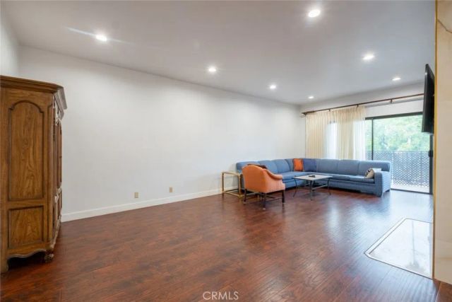 17522 Sherman Way 202, Van Nuys, CA 91406
