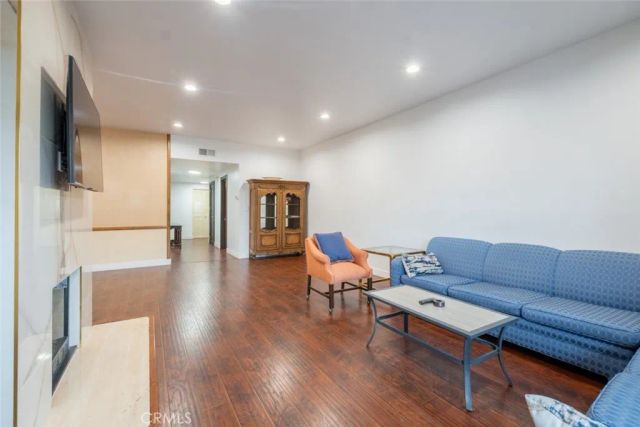 17522 Sherman Way 202, Van Nuys, CA 91406