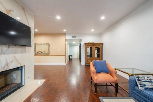 17522 Sherman Way 202, Van Nuys, CA 91406