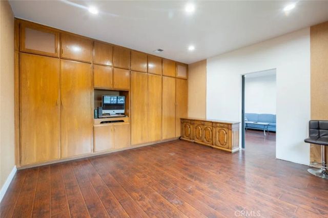 17522 Sherman Way 202, Van Nuys, CA 91406