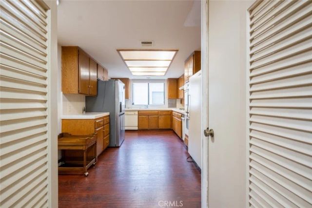 17522 Sherman Way 202, Van Nuys, CA 91406